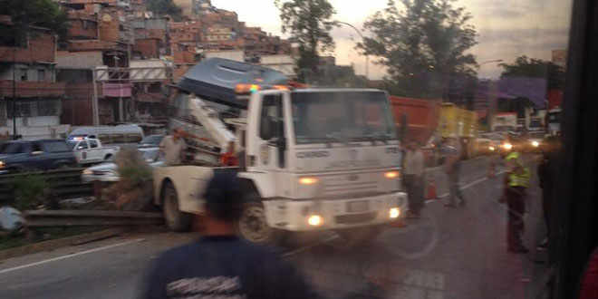 Gandola impactó contra defensa en la Gran Mariscal de Ayacucho (Fotos)