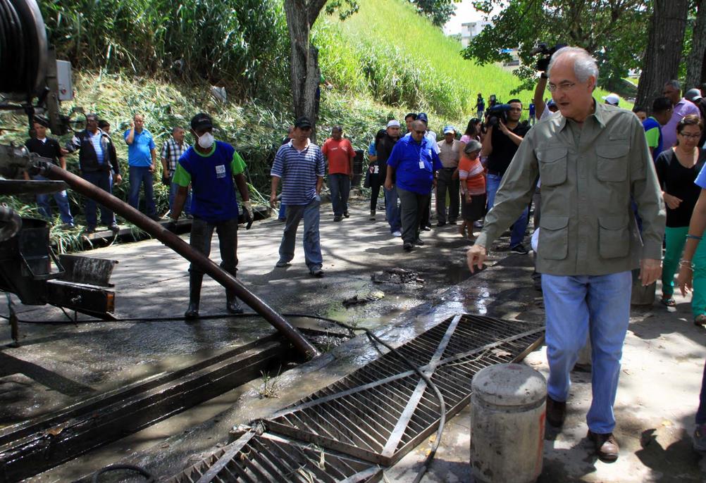 Ledezma: No dejaremos de enviarle agua al pueblo