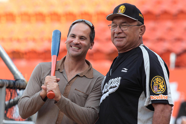 Omar Vizquel ya está en el Universitario (Fotos)