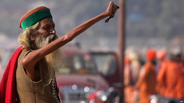 El hombre que lleva 40 años con el brazo apuntando al cielo