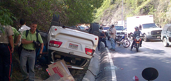 Fuerte retraso en la Panamericana por camioneta volcada en la vía