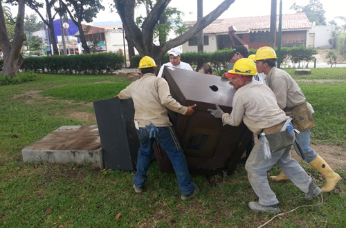 Atacan seis esculturas al aire libre en Valencia