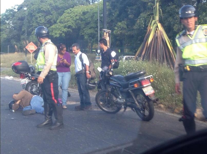 Motorizado herido por los vidrios caídos en la Francisco Fajardo (Fotos)