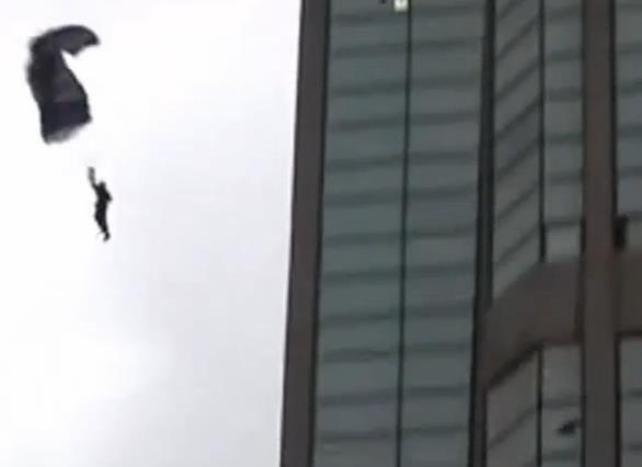 El deporte extremo invadió las torres de Parque Central (Foto + Video + Vértigo)