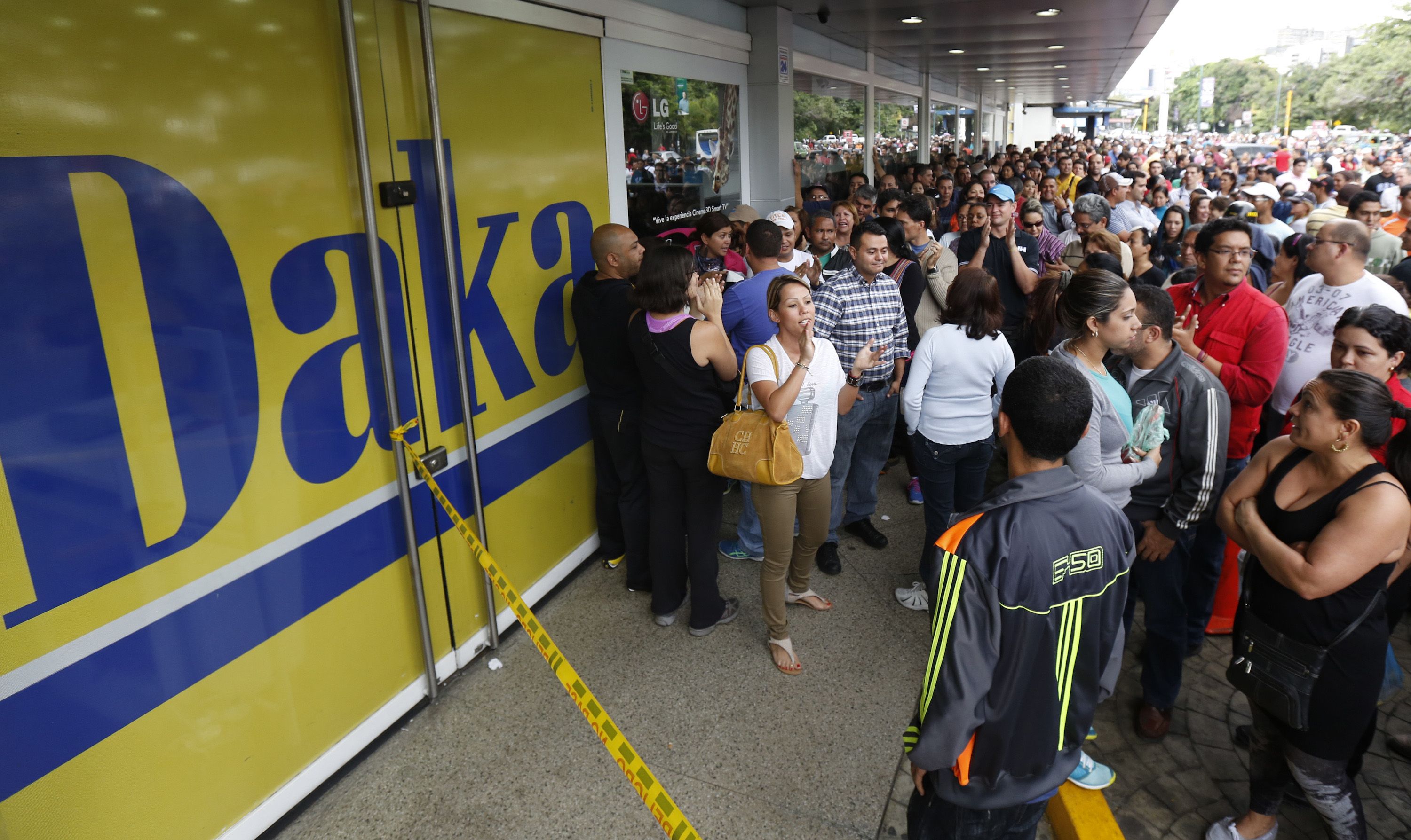 Medidas cautelares de presentación y prohibición de salida del país a gerentes de Daka Falcón