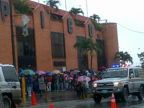 Incluso bajo la lluvia hacen cola para comprar artículos de ferretería (Foto)