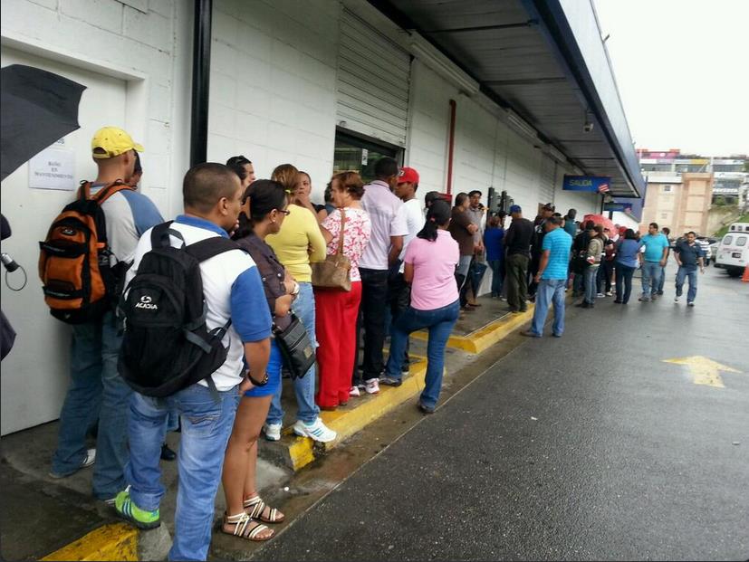 Así está la cola para entrar a Ferretotal (Foto)