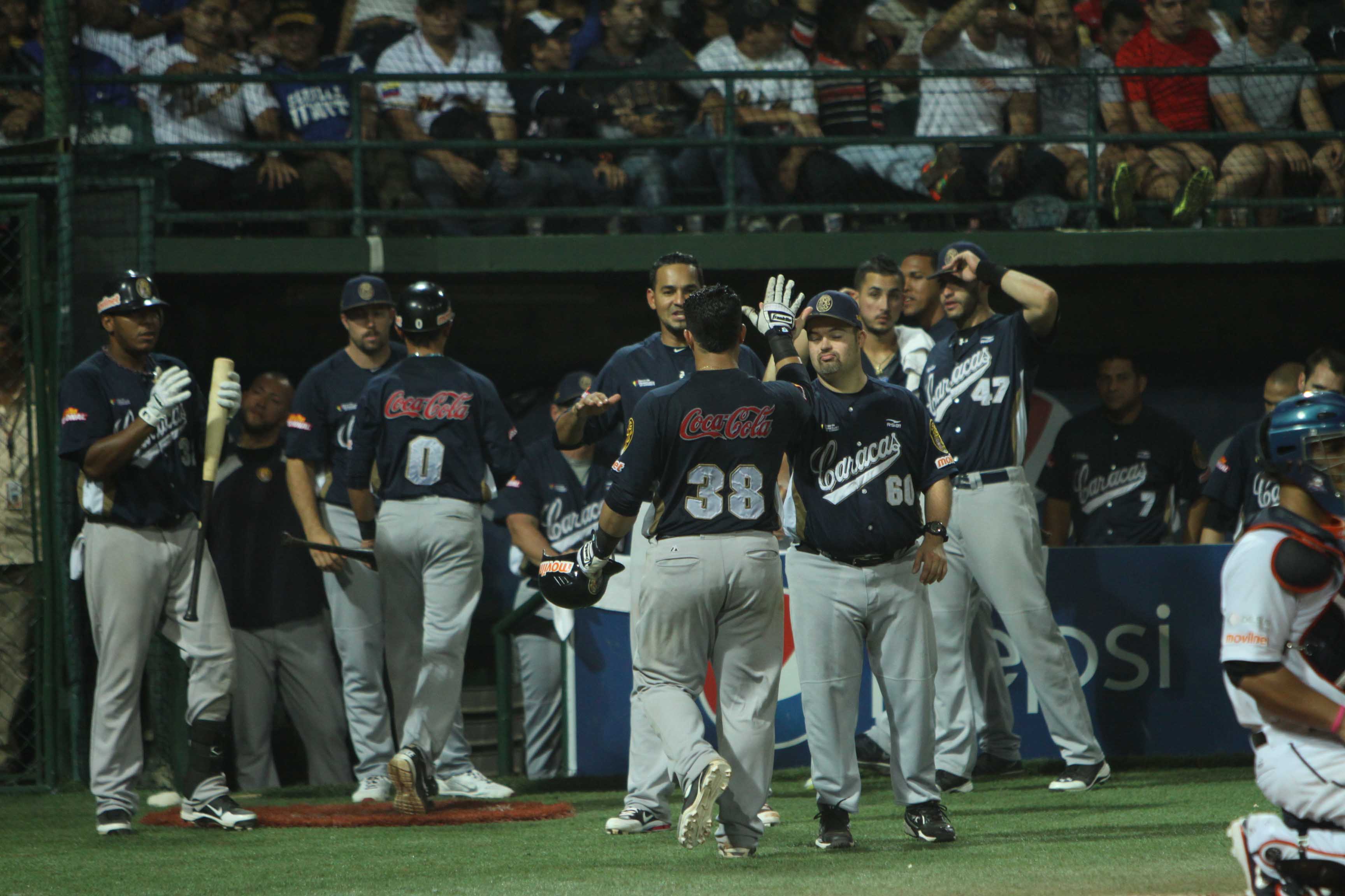 Leones imbatibles frente a Caribes