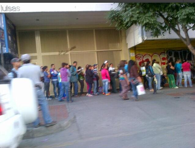 Caraqueños amanecen en tiendas de electrodomésticos en Chacao (Foto)