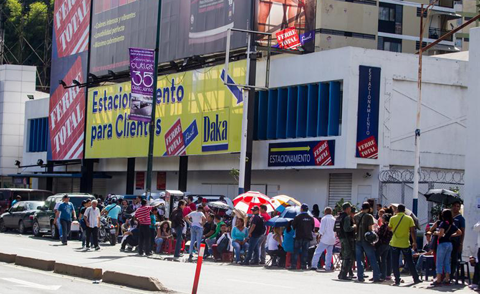 Se incrementan colas en comercios tras anuncio de “precios justos”