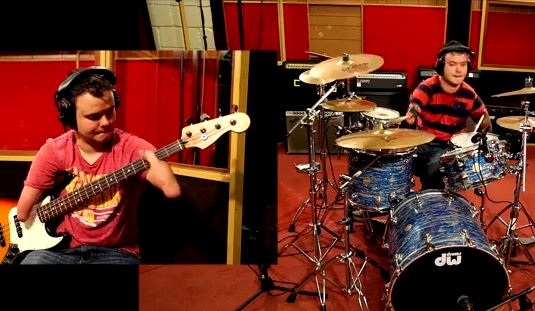 ¿Quién dijo limitaciones?… el baterista – bajista sin brazos que versiona rock