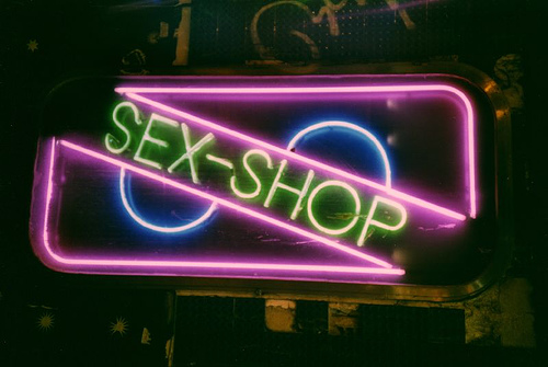 Pide trabajo en un Sexshop y aprovecha para probar el mejor vibrador