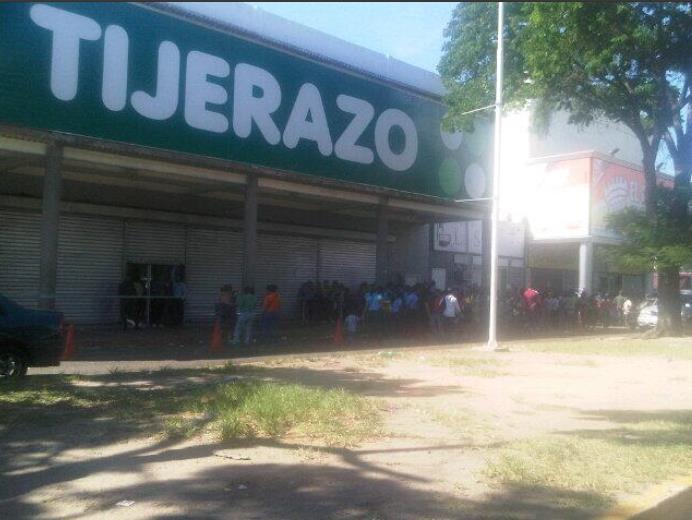 Así está la cola para entrar a Tijerazo (Fotos)