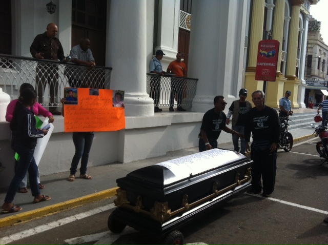 Protestaron con una urna frente a la Gobernación del Zulia (Foto)