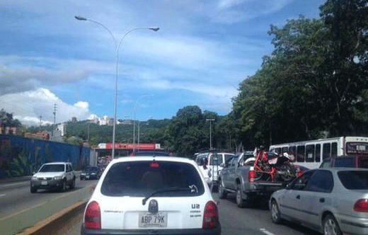 Fuerte cola en la autopista Valle -Coche