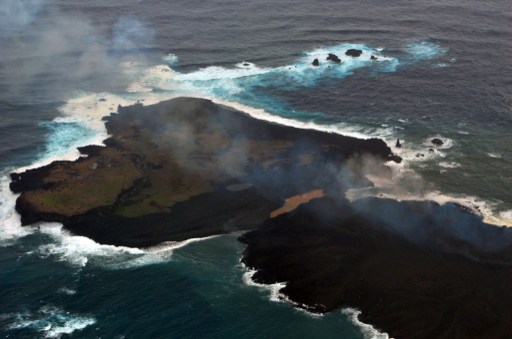 Isla japonesa surgida de una erupción crece y se une a otra (Foto)