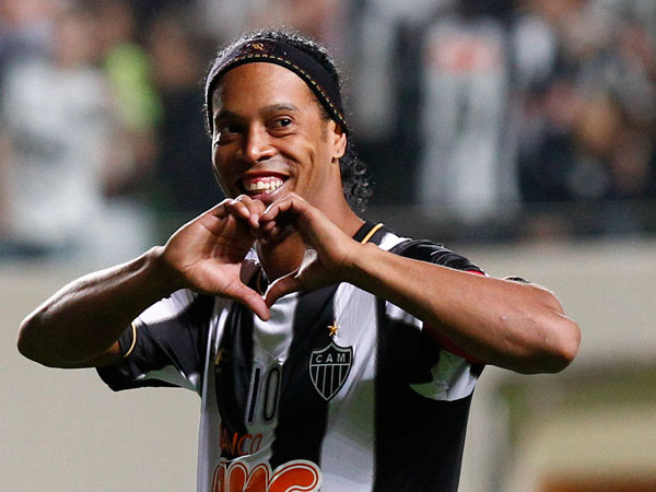 Ronaldinho coronado como “Rey de América” en 2013