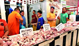 En mercado municipal ahora venden el pollo por piezas