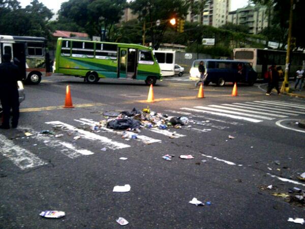 No hay paso por la avenida principal de La Urbina (Fotos)