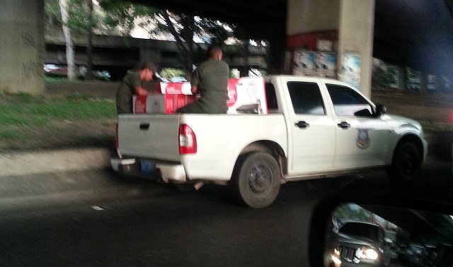 Otro de los usos de una camioneta de la Fuerza Aérea Venezolana (foto)