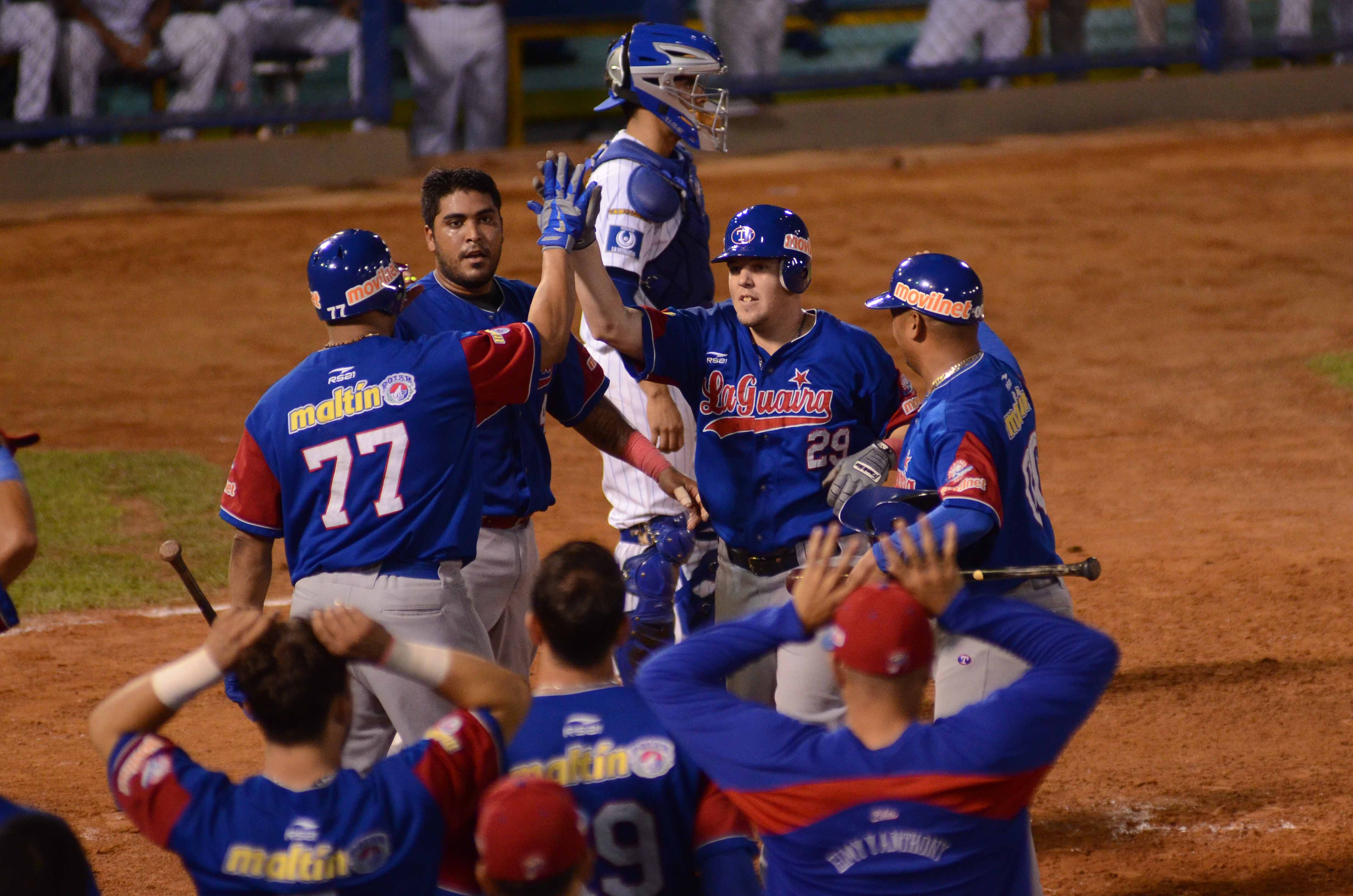 Tiburones se cuela al segundo lugar (Fotos)