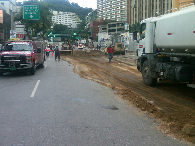 FOTO: Así controlan el derrame de gasoil en Las Mercedes, abren dos canales