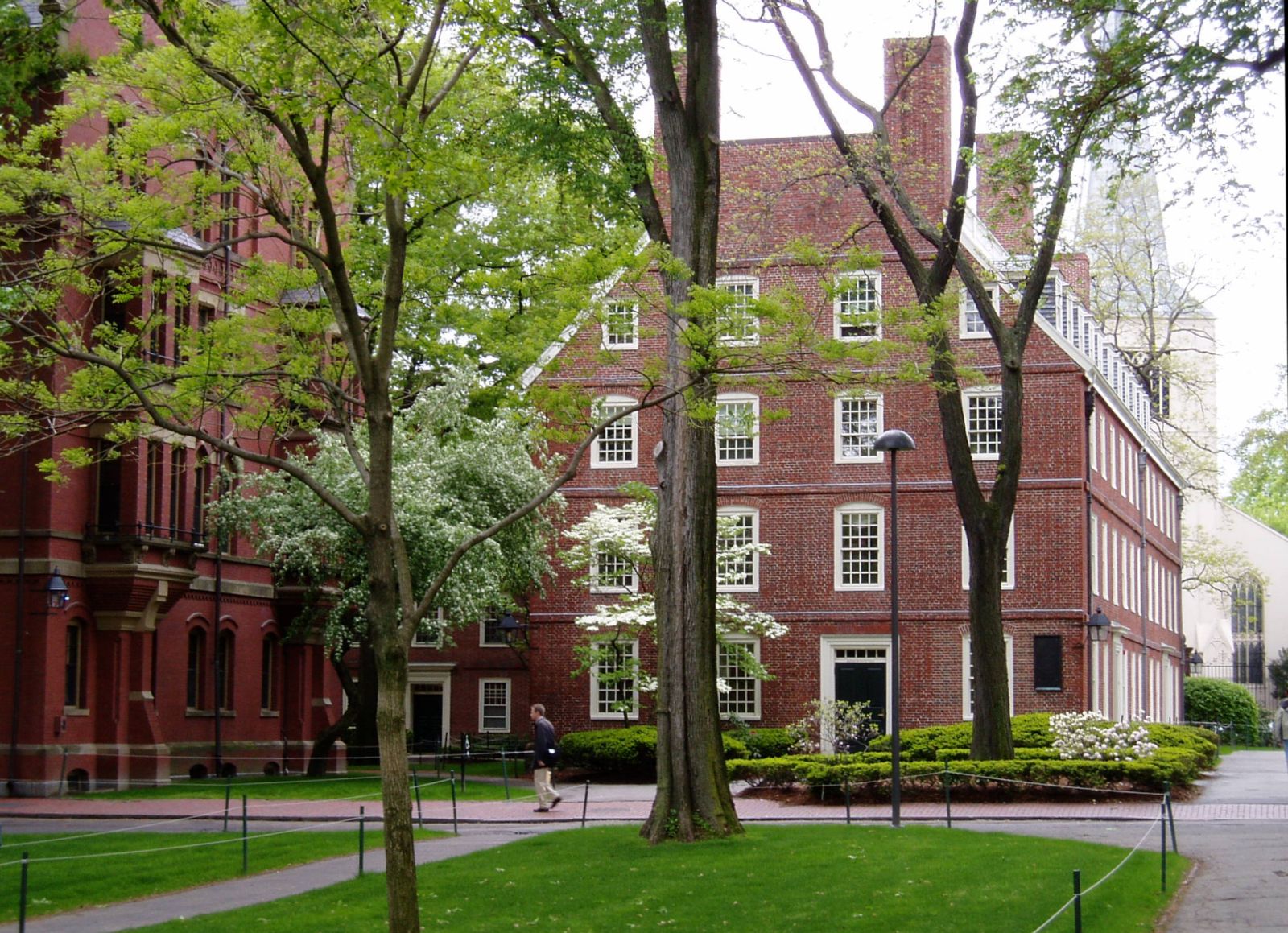 Ordenan desalojar cuatro edificios de Harvard por sospechas de explosivos