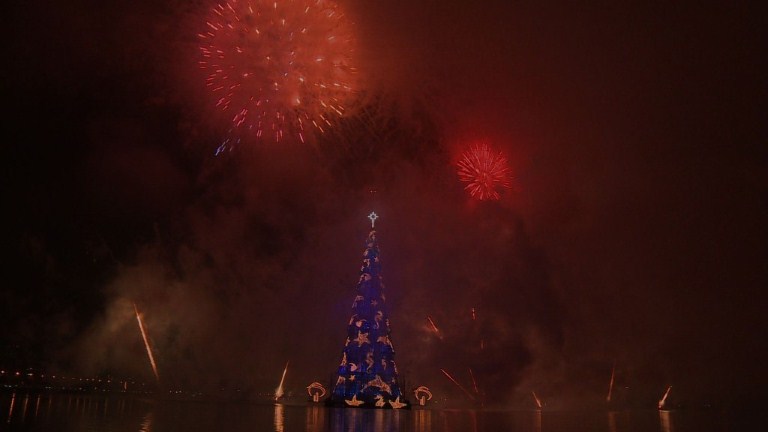 Un árbol flotante navideño de 85 metros (Video)