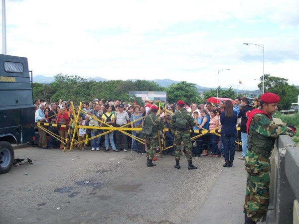 Sigue el drama de los viajeros represados a ambos lados de la frontera