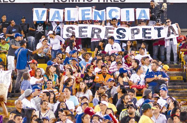 Universitarios protestaron en estadio José Bernardo Pérez