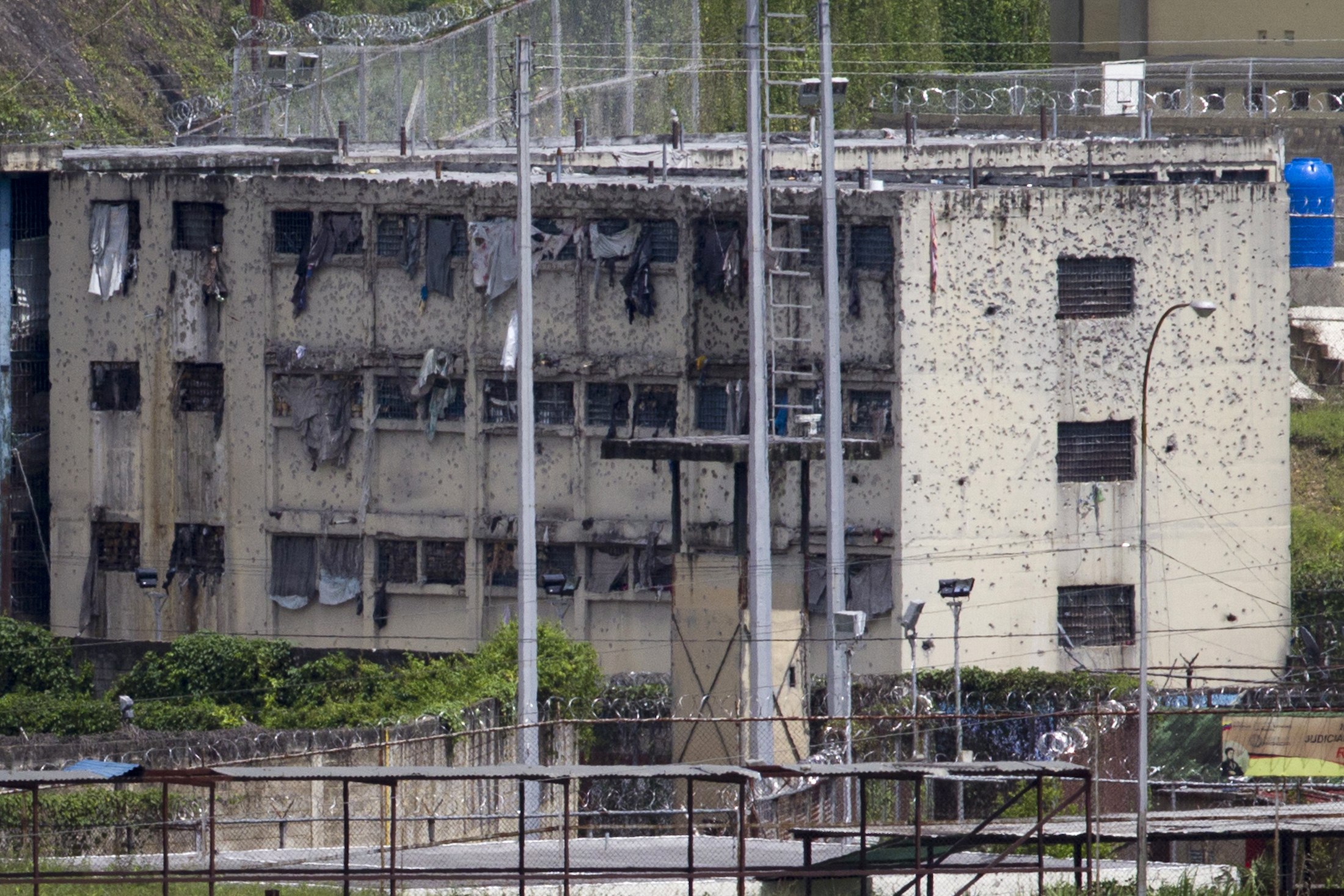 Situación de rehenes en el Rodeo III culminó con dos muertos: Liberada directora del penal