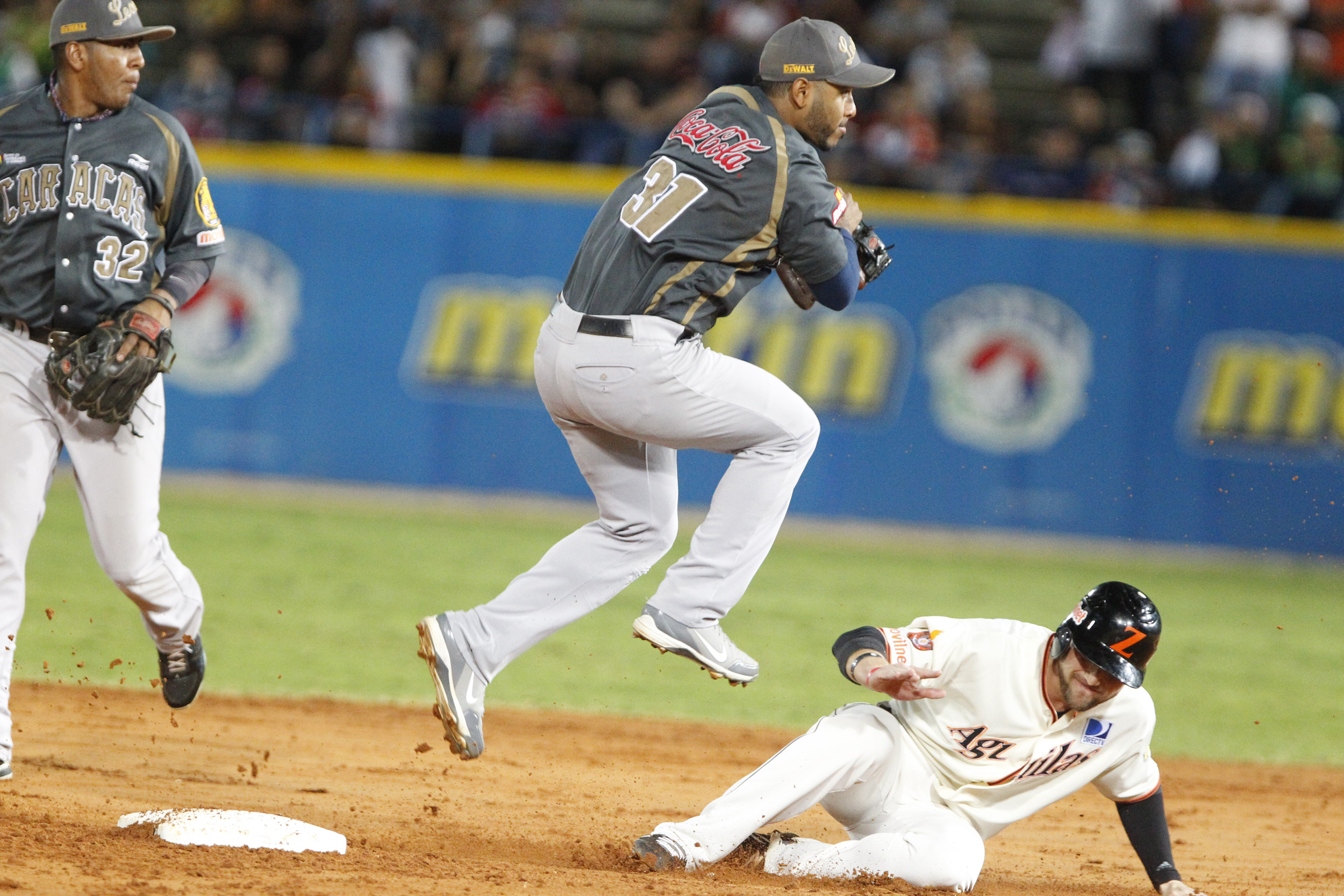 Leones y Caribes se acercan a la cima en la semifinal (Fotos)