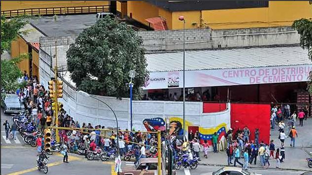 Cola para comprar cemento a 28 bolívares (Foto)