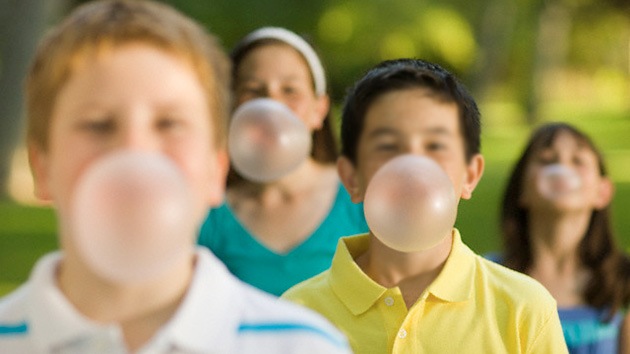 El chicle causa migraña en niños y adolescentes