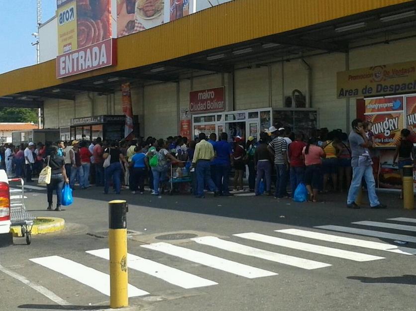 Tres horas de cola para comprar un kilo de leche (Foto)