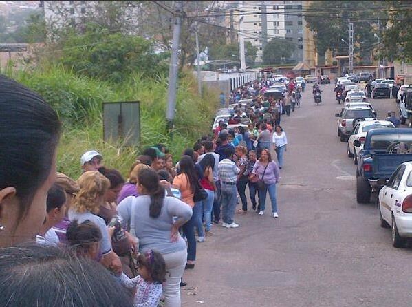 Reportan cola para entrar en un supermercado en Táchira (Foto)