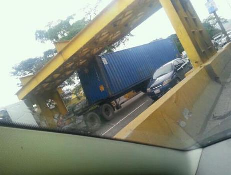 Gandola chocó contra el puente de Los Ruices (Foto)