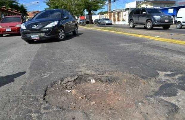 Huecos en las calles generan altos costos en reparación de vehículos