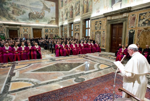 Así se divierte el Vaticano publicando un graffiti del papa-superman