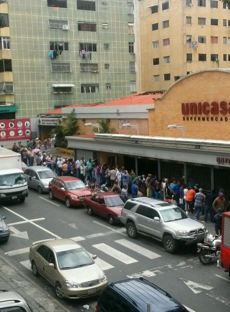 Así hacen cola para comprar leche en un supermercado (Foto)