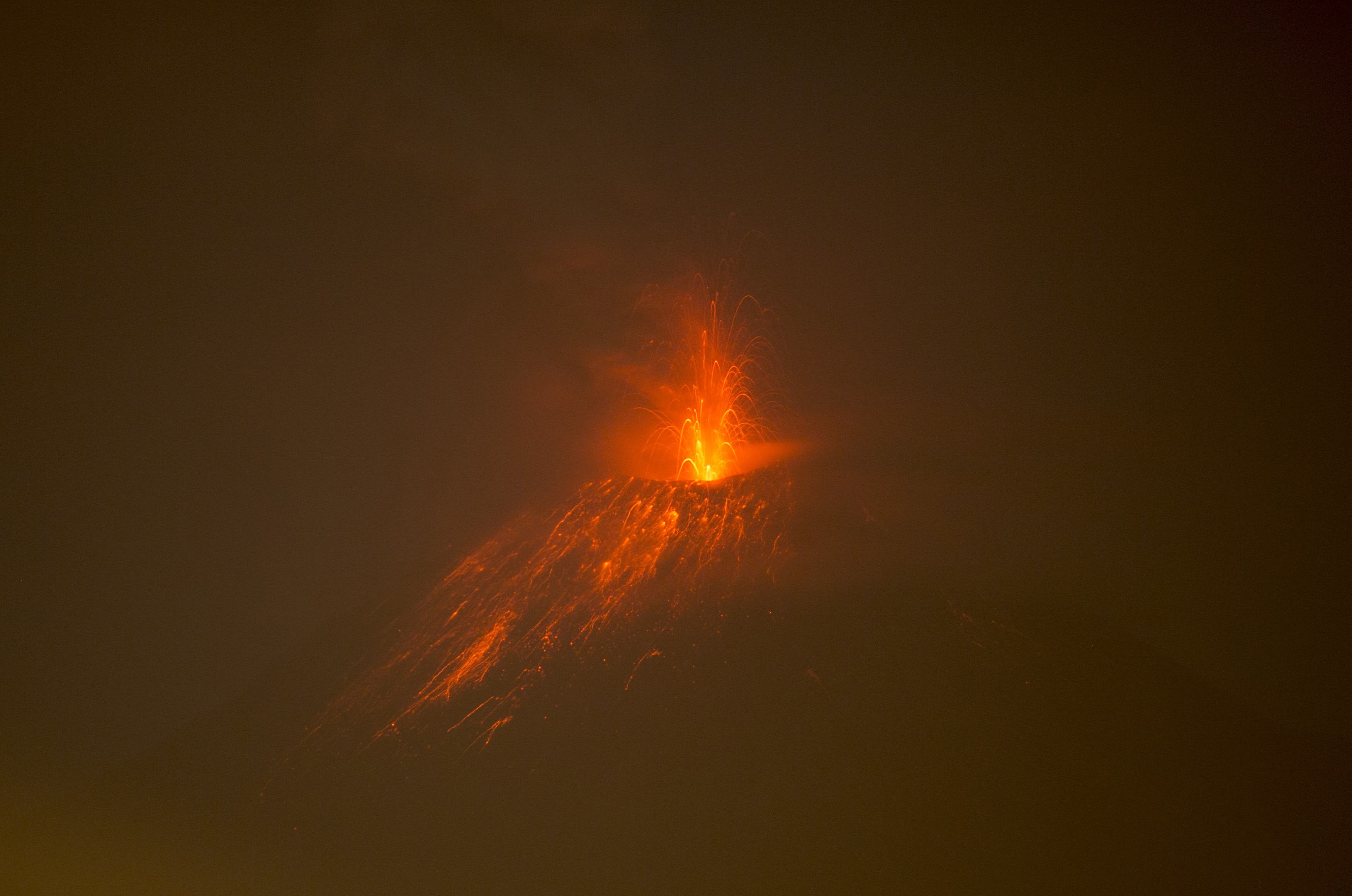 Actividad de volcán amenaza a Ecuador (Fotos)