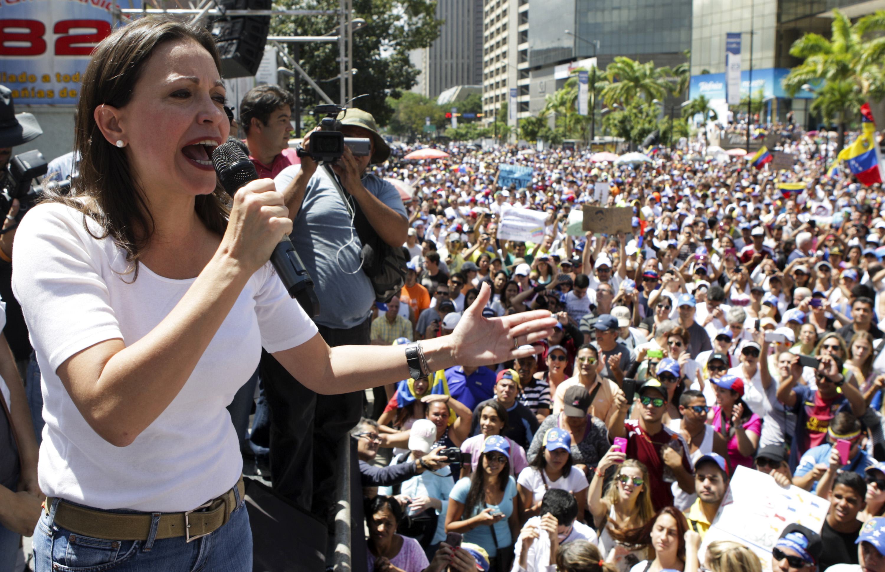 Así recibieron a María Corina Machado en la Plaza Brión (Fotos)