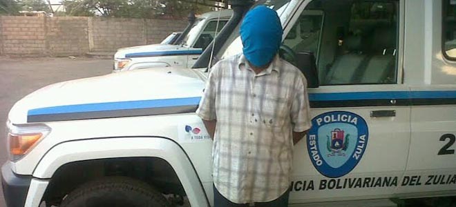 Detienen a hombre por tener encadenado a su hijo de siete años