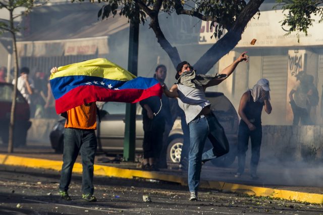 MADURO LLAMA A SEGUIDORES A LA CALLE MIENTRAS ESTUDIANTES PERMANECE EN ELLA