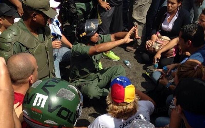 ¡Impresionante! Miren porque este GN se gana los aplausos y los abrazos de los manifestantes (Video)