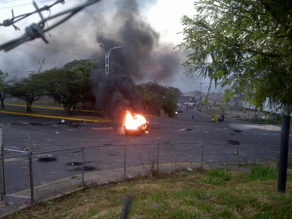 Estudiantes protestan desde temprano en la Unet (Fotos)