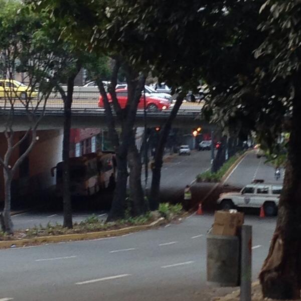 Cerrada la Av. La Salle a la altura de Plaza Venezuela (Foto)