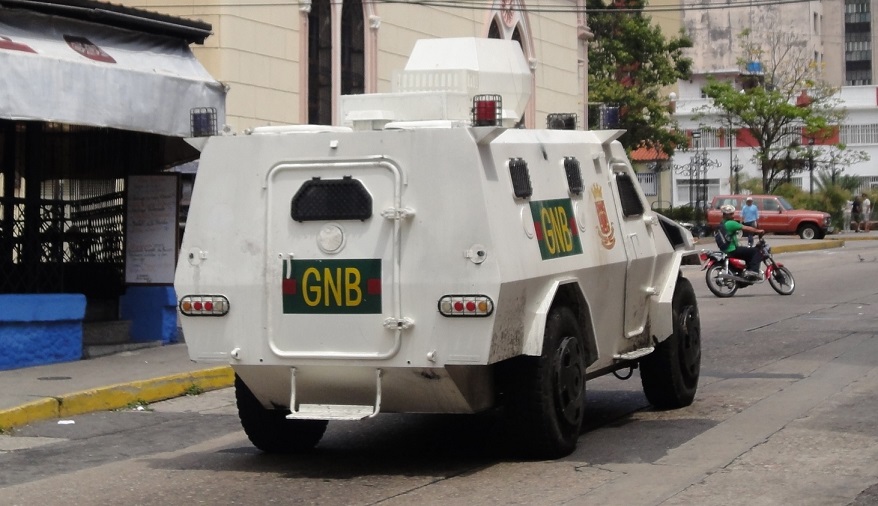 La “tanqueta grosera” y la resistencia de los manifestantes (Video)