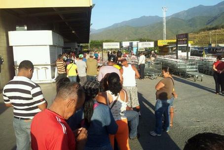 La colota en Makro para comprar cuatro Harina PAN y cuatro aceites