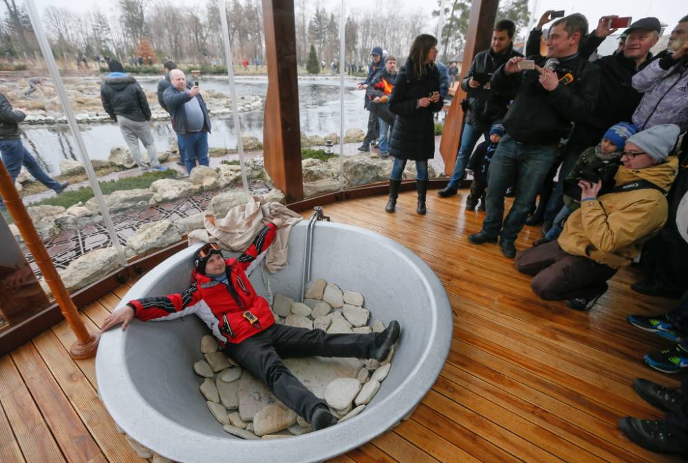 Tras su victoria el pueblo ucraniano festeja haciendo tours en la casa de Viktor Yanukovych (Fotos)